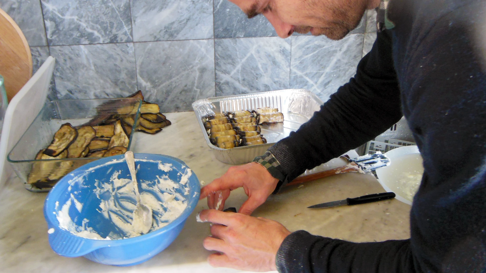 Chef italien à domicile préparant une entrée dans sa cuisine pour un particulier
