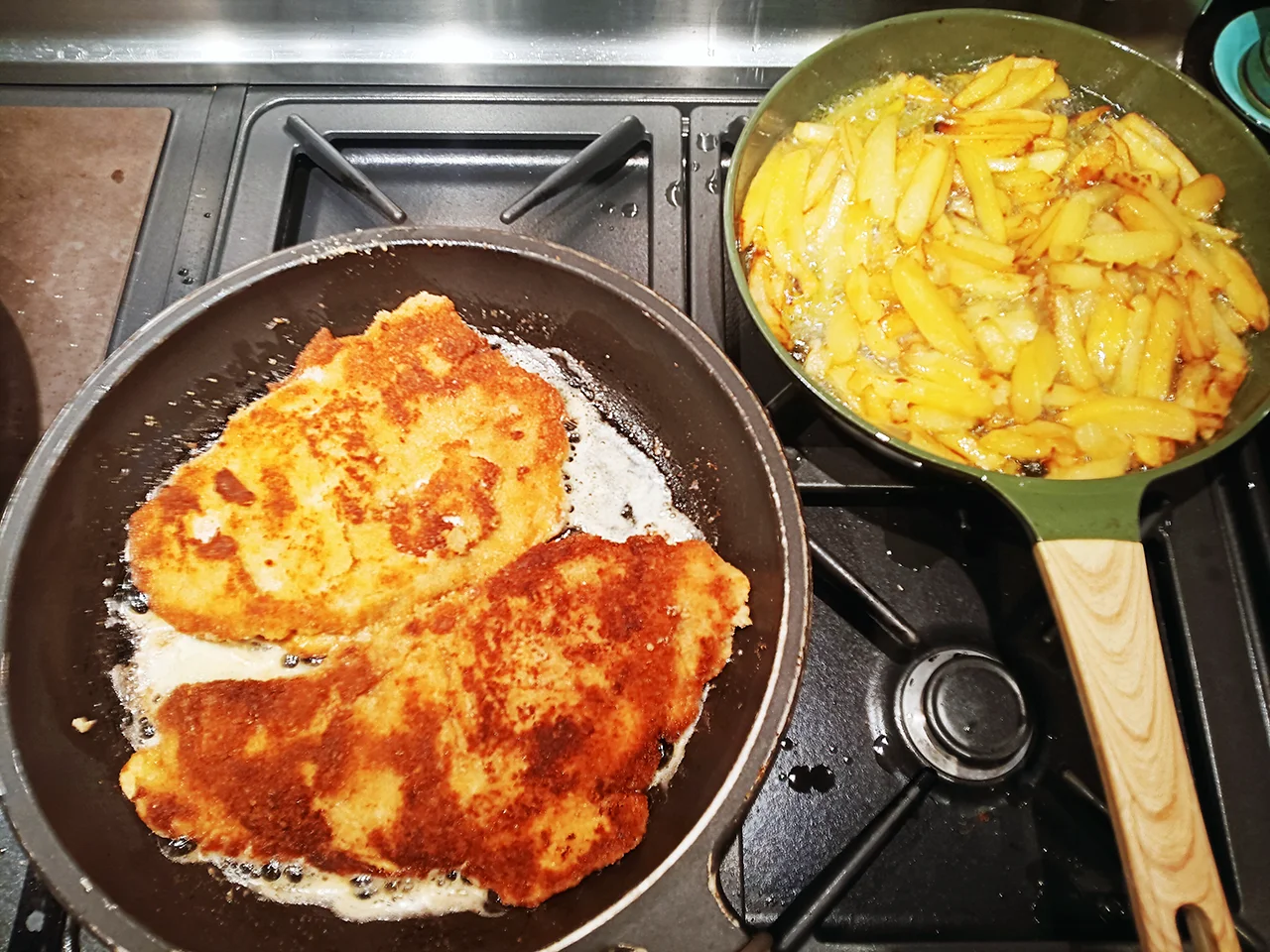 Cotoletta alla milanese et frites prêtes à être dégustées