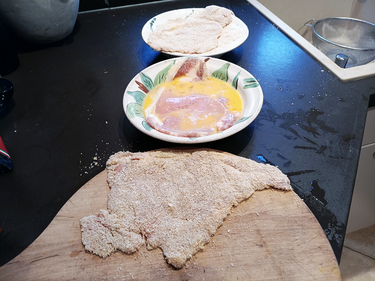 Premier passage dans l'oeuf et la chapelure de la côte de veau