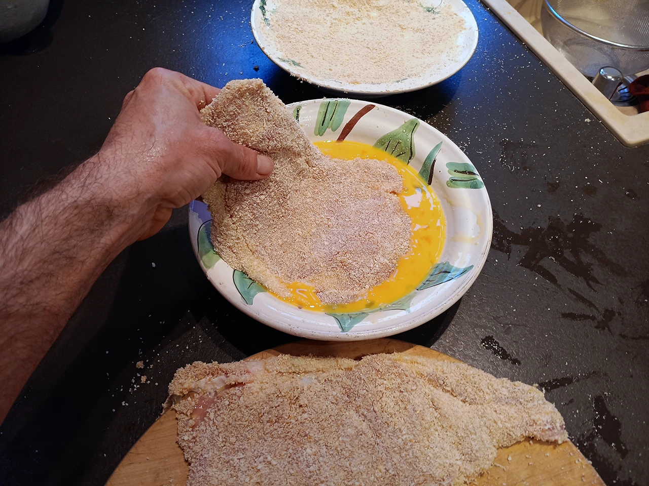 Deuxième passage dans l'oeuf et la chapelure de la côte de veau