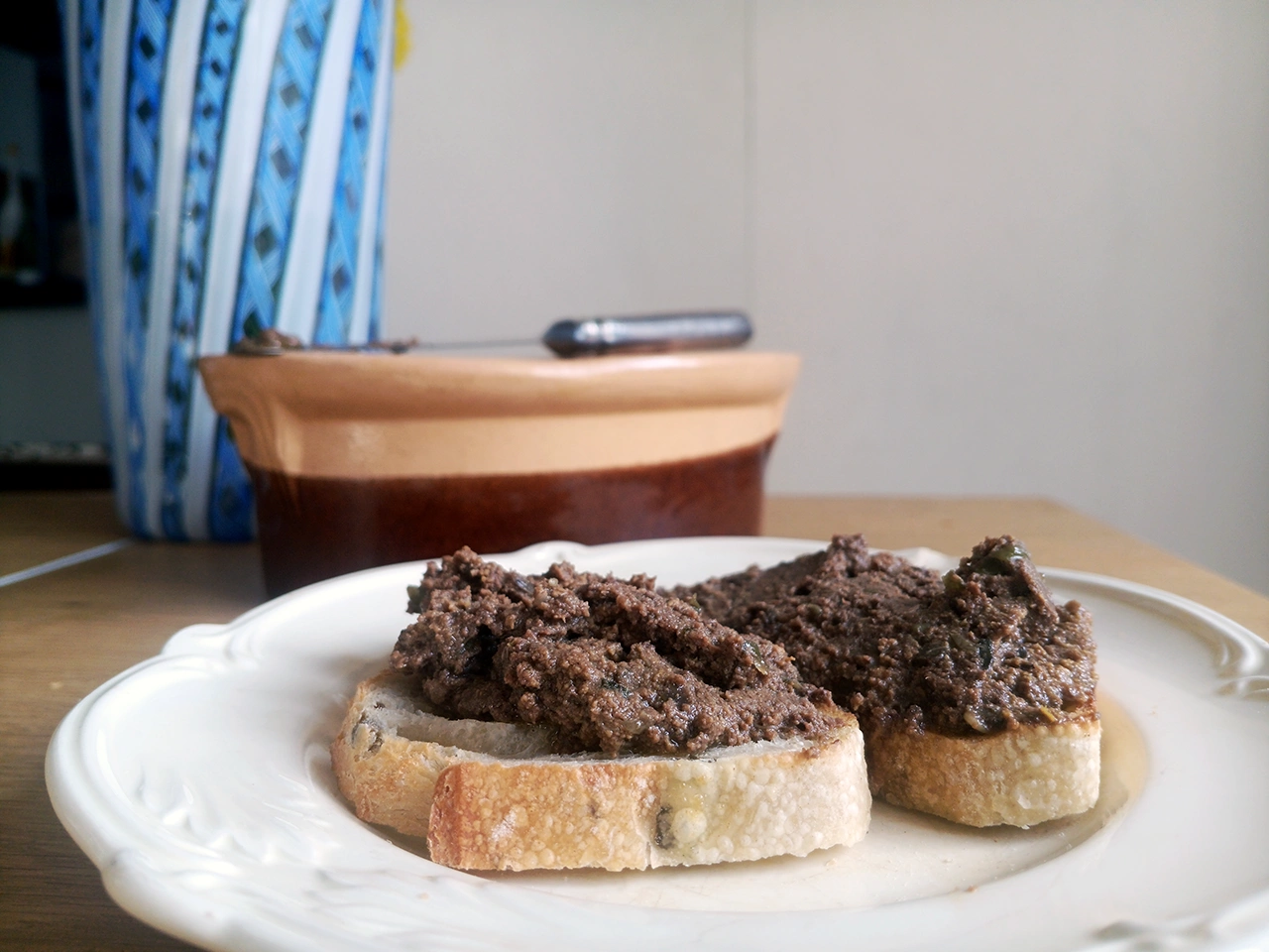 Crostini di caccia servis sur pain grillé