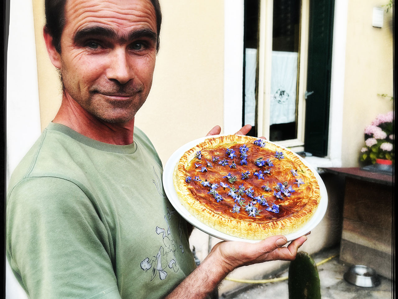 Chef italien à domicile expliquant sa philosophie culinaire et la tradition de la cuisine italienne
