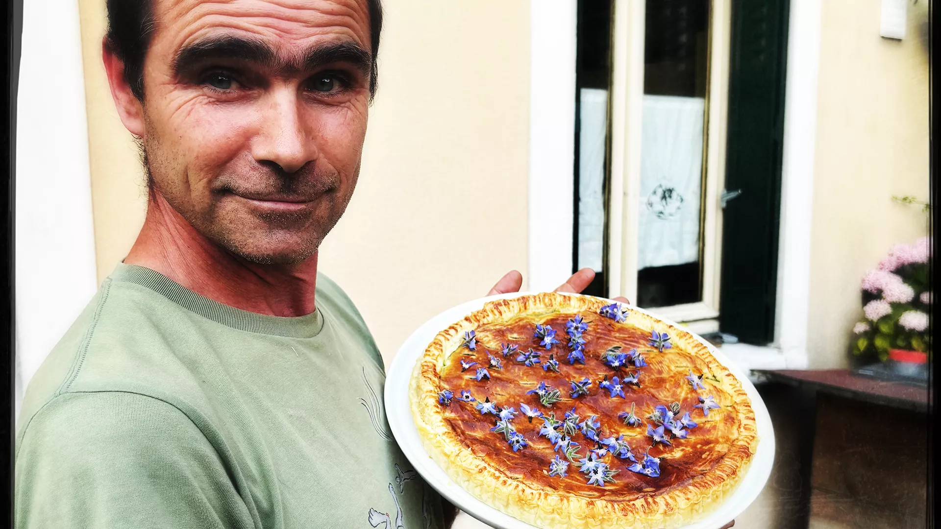 Chef italien à domicile expliquant sa philosophie culinaire et la tradition de la cuisine italienne