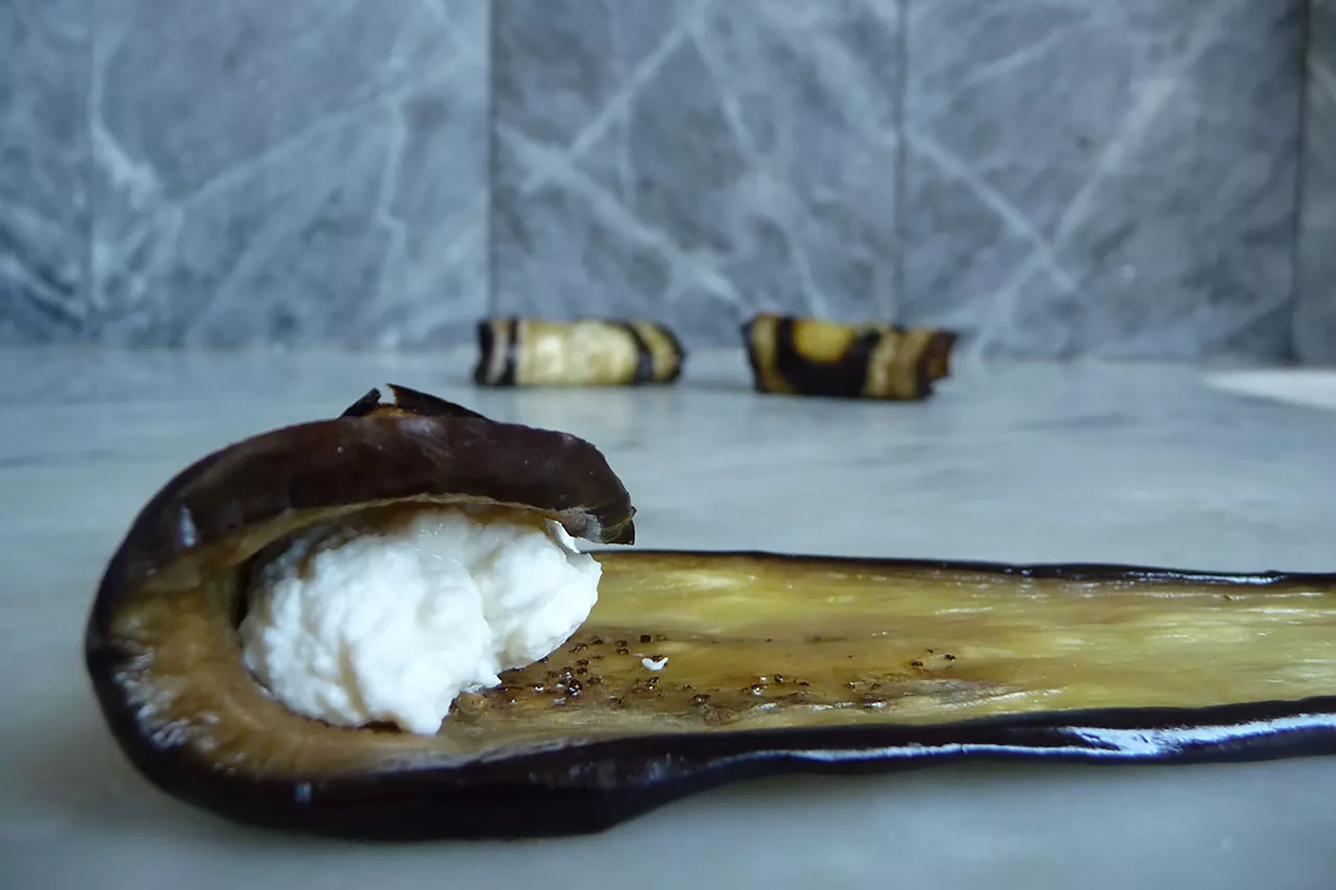Rouleaux d'aubergines farcies à la ricotta faits maison