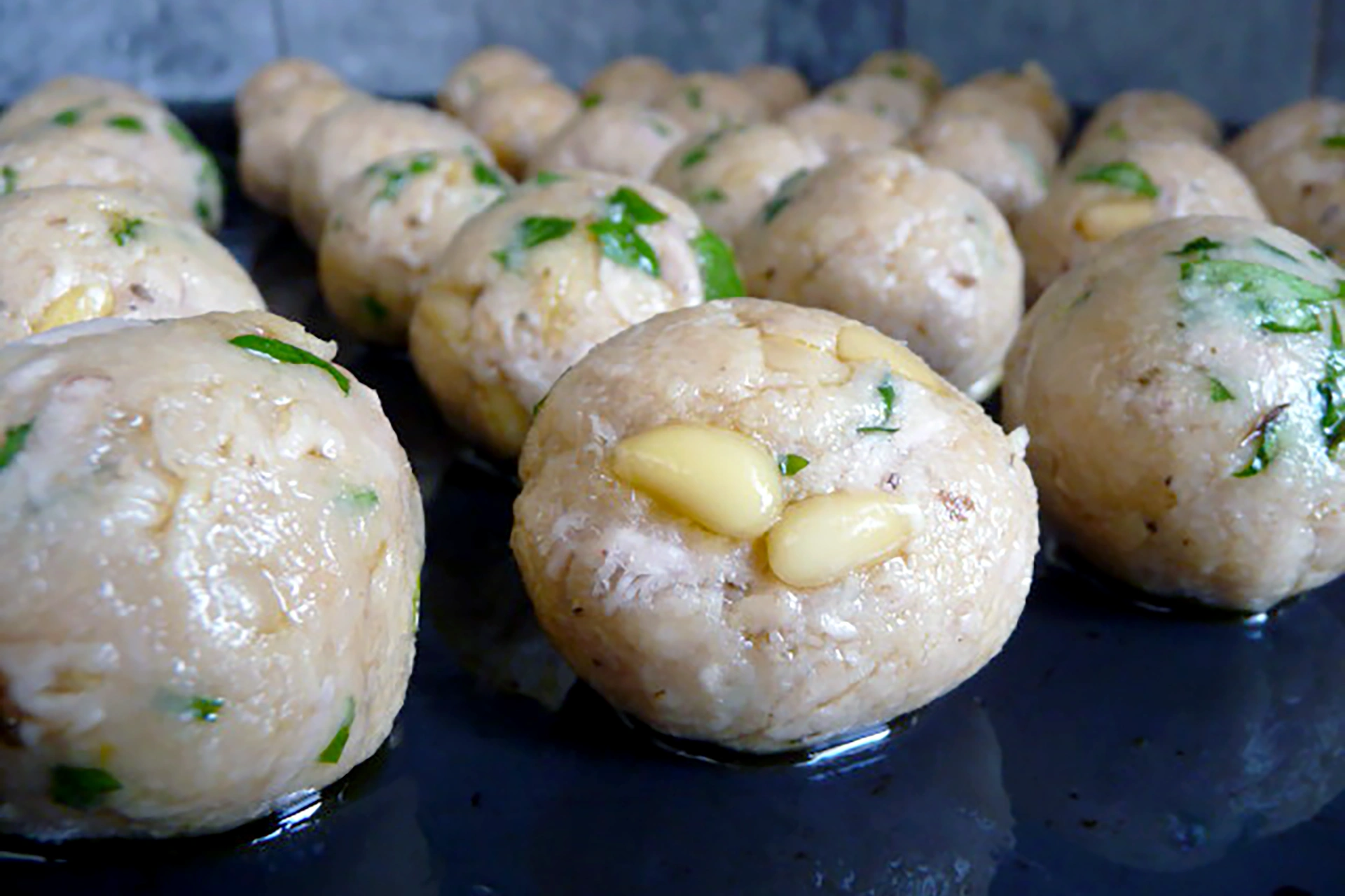 Boulettes de thon frais aux pignons et cannelle prêts à passer à la casserole