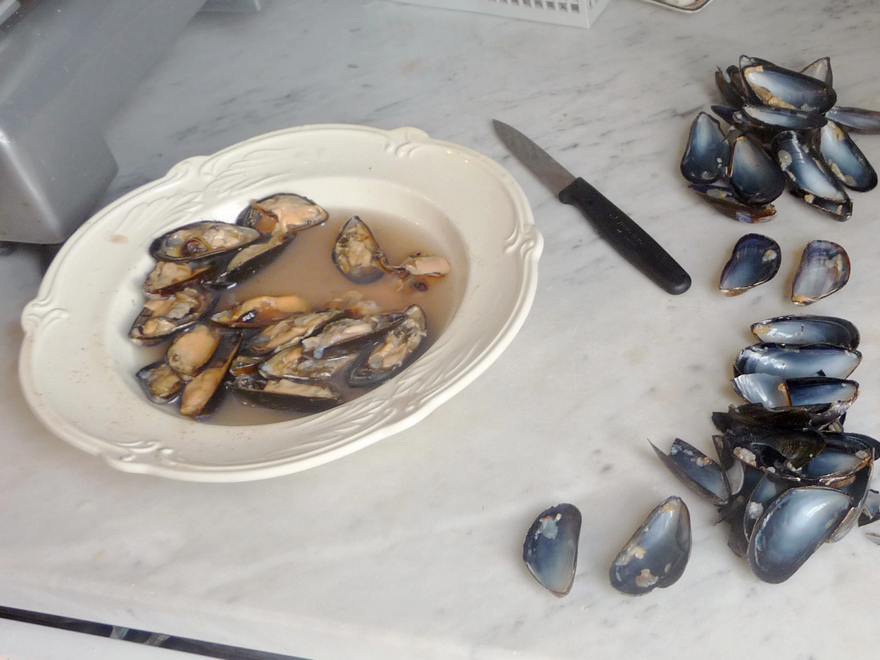 Ouverture des moules pour la recette riso patate e cozze