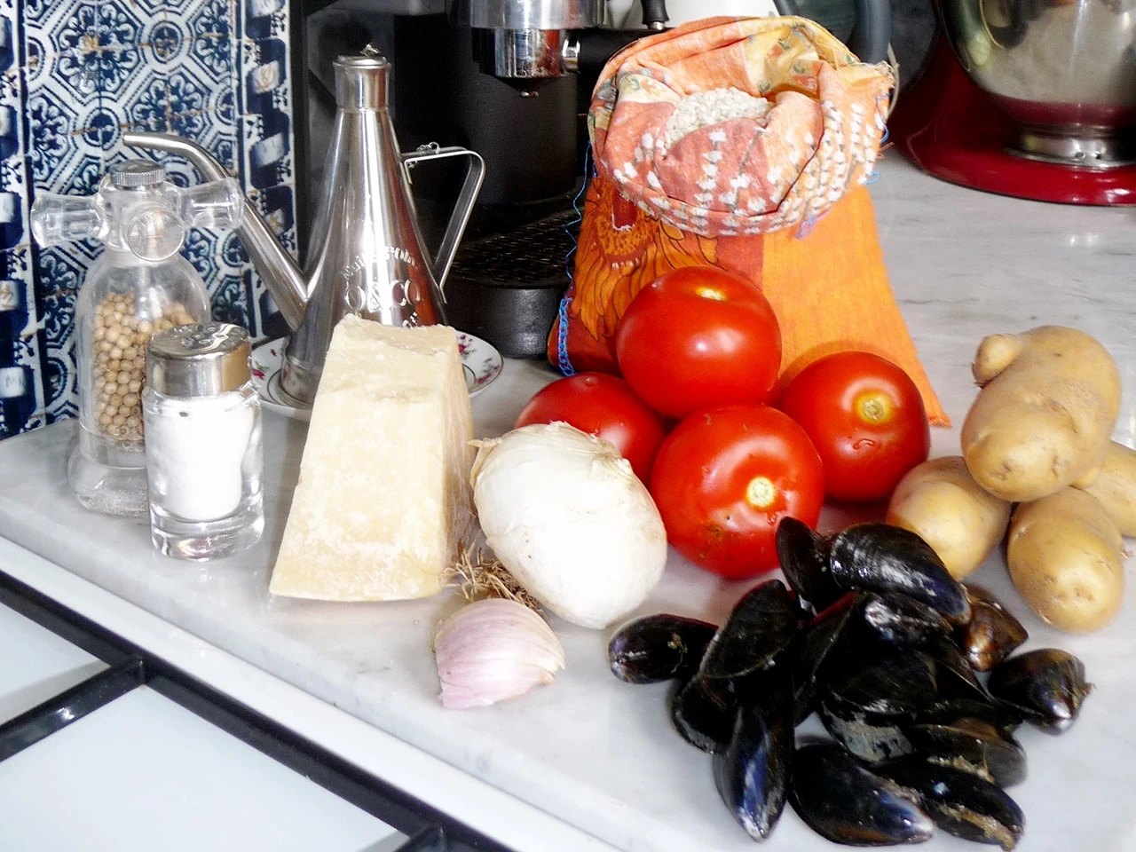 Ingrédients bruts du riso patate e cozze