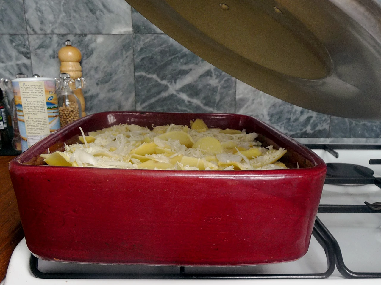 Précuisson de la tielle de riso patate e cozze sur la flamme de la gazinière jusqu'à ébullition.