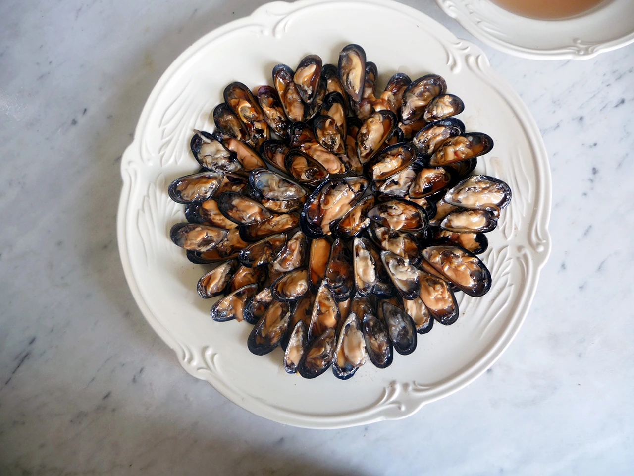 Moules crues ouvertes, prêtes pour le montage dans le plat à four