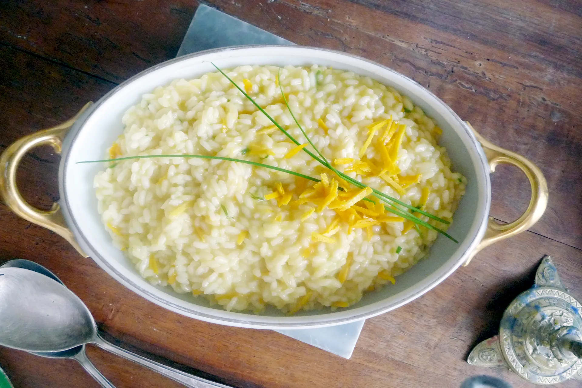 Présentation du risotto aux oranges dans un saladier