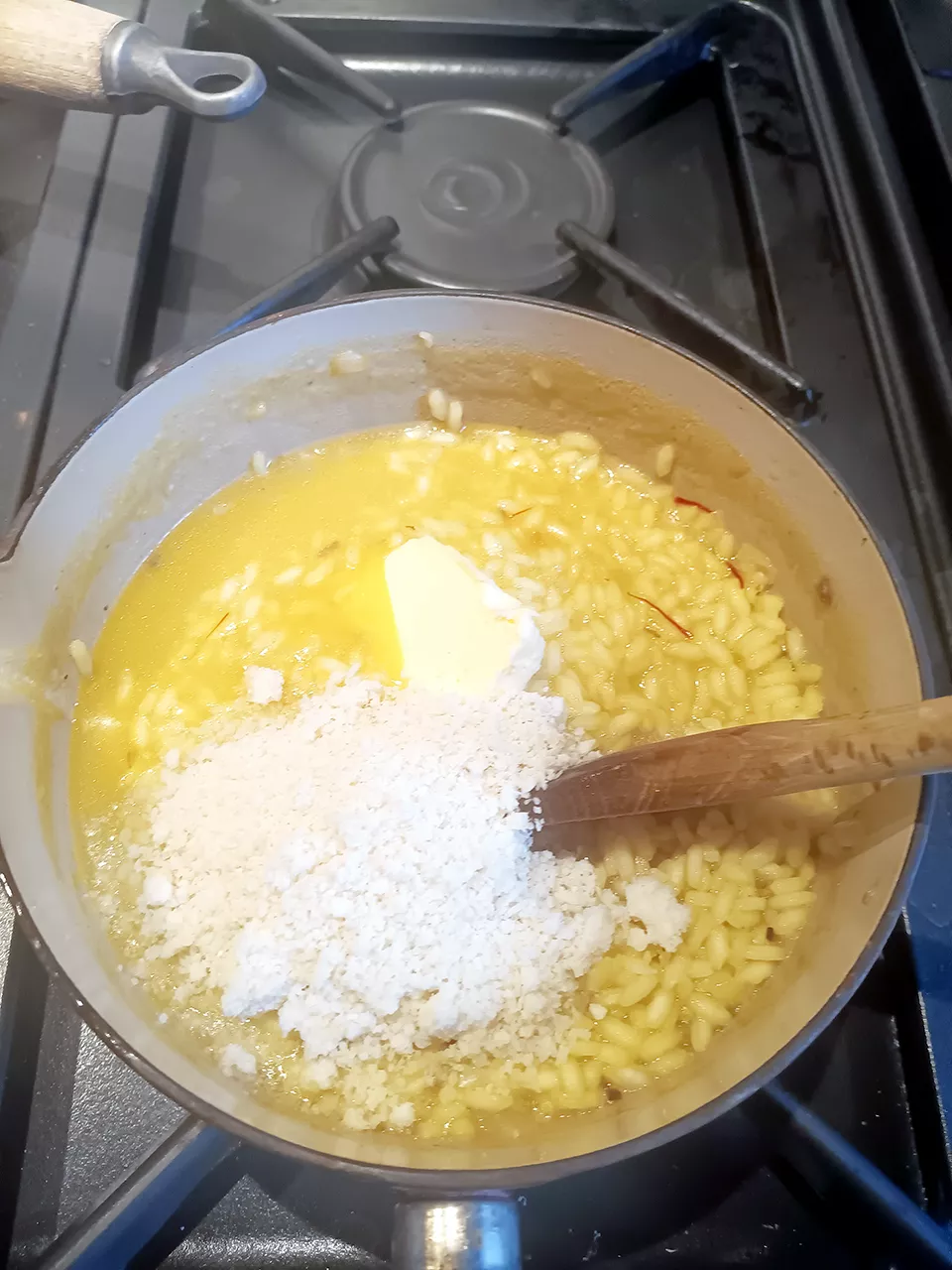 Finition du risotto alla milanese fait maison