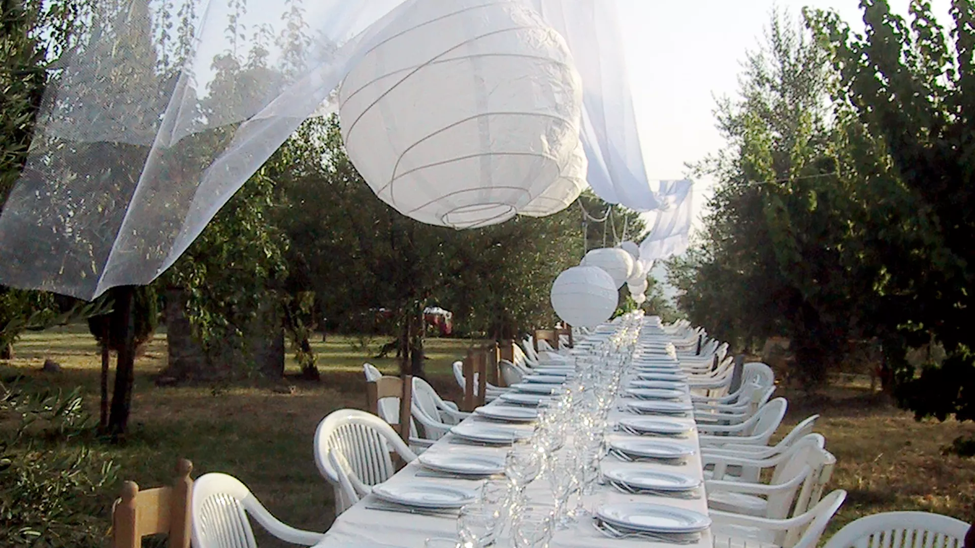 Mise en place de la table pour un diner de mariage chez un client