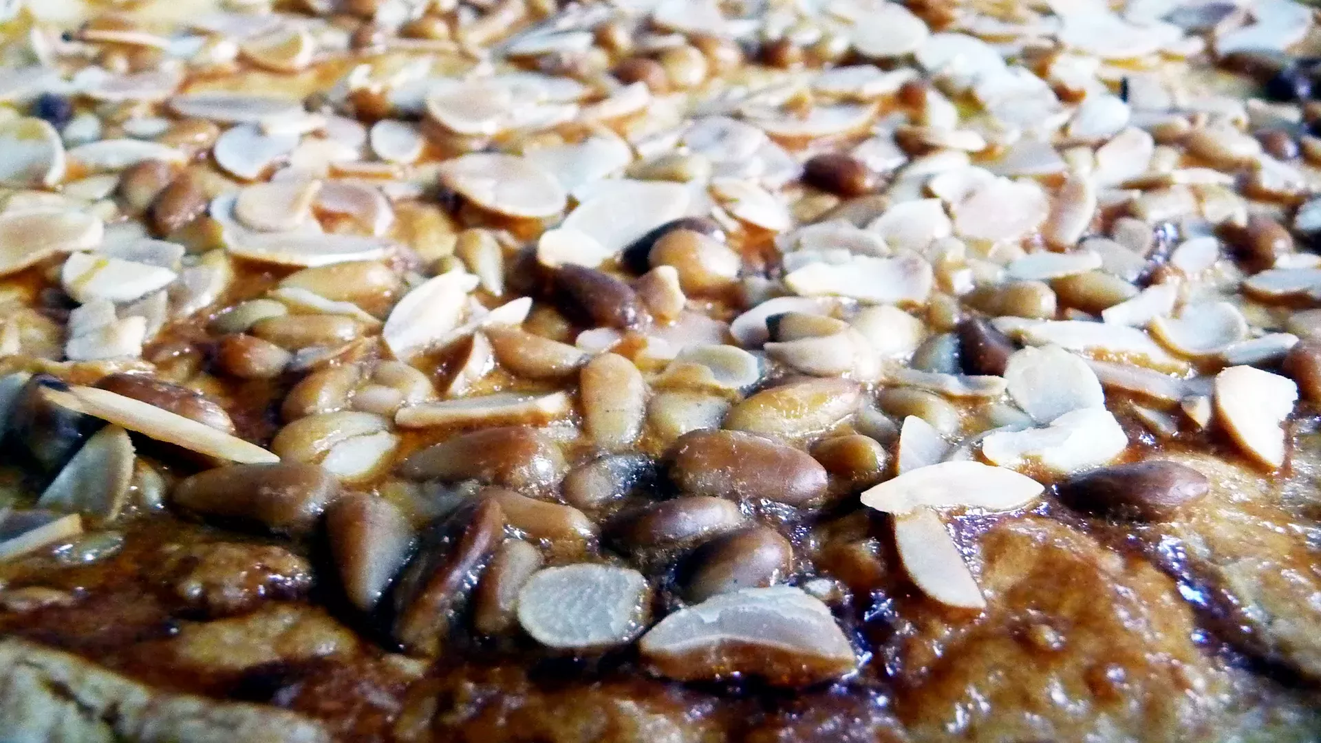 Tarte de la grand-mère à la crème pâtissière, pignons et amandes, faite maison et préparée par un chef italien à domicile